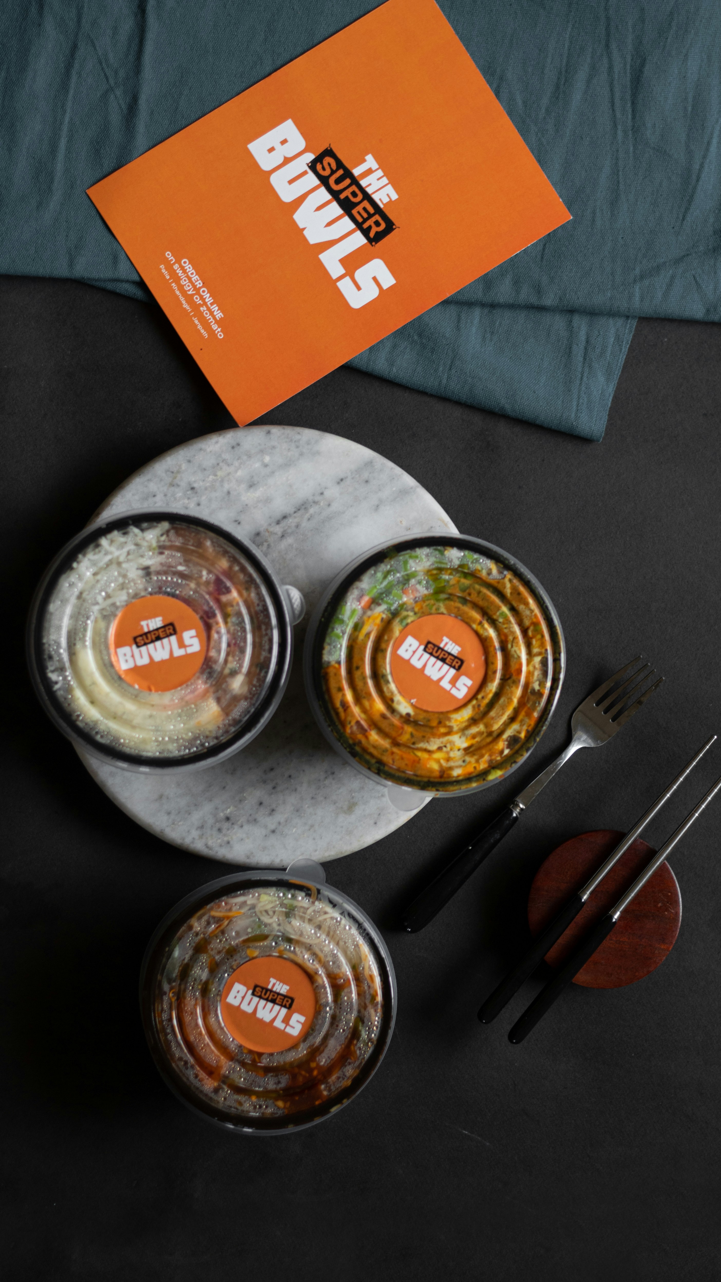 Forcella in acciaio inossidabile accanto a piastra rotonda in ceramica grigia