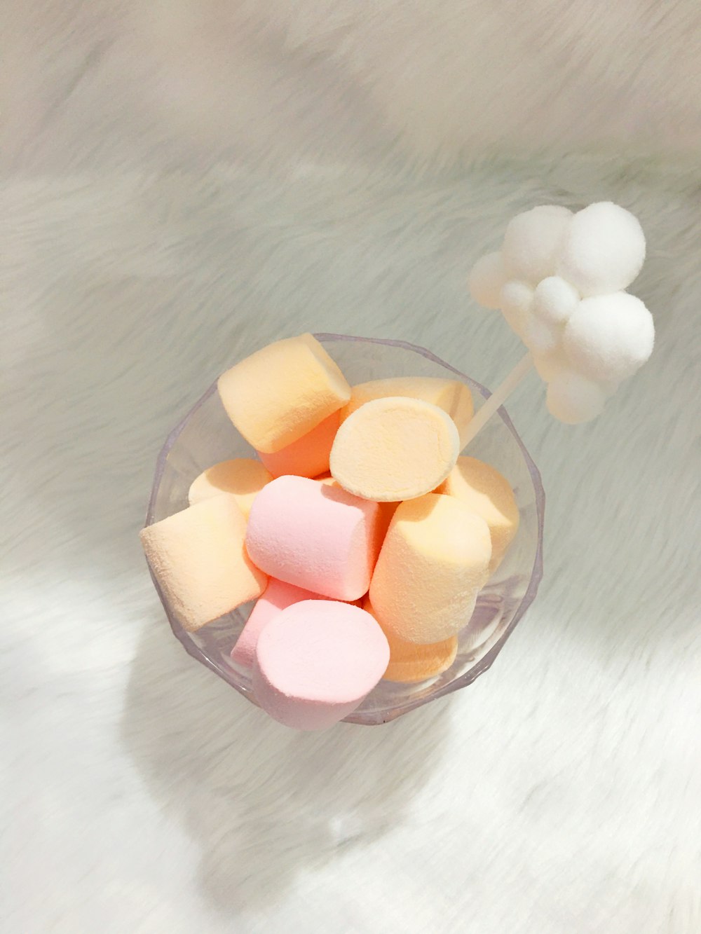 Weiße herzförmige Bonbons in klarer Glasschale