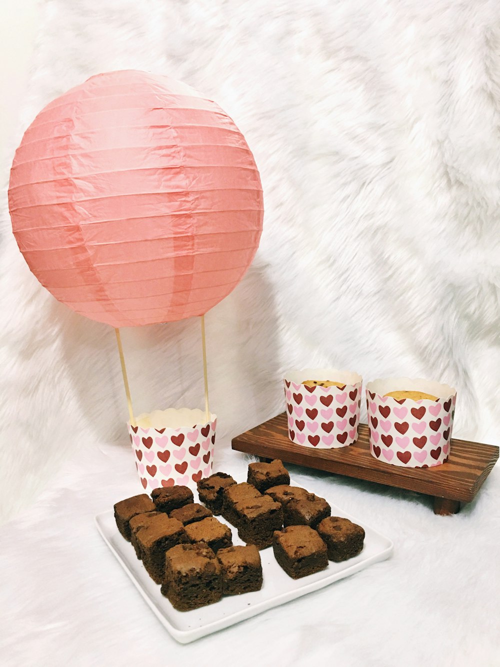 palloncino rosso vicino alle barrette di cioccolato