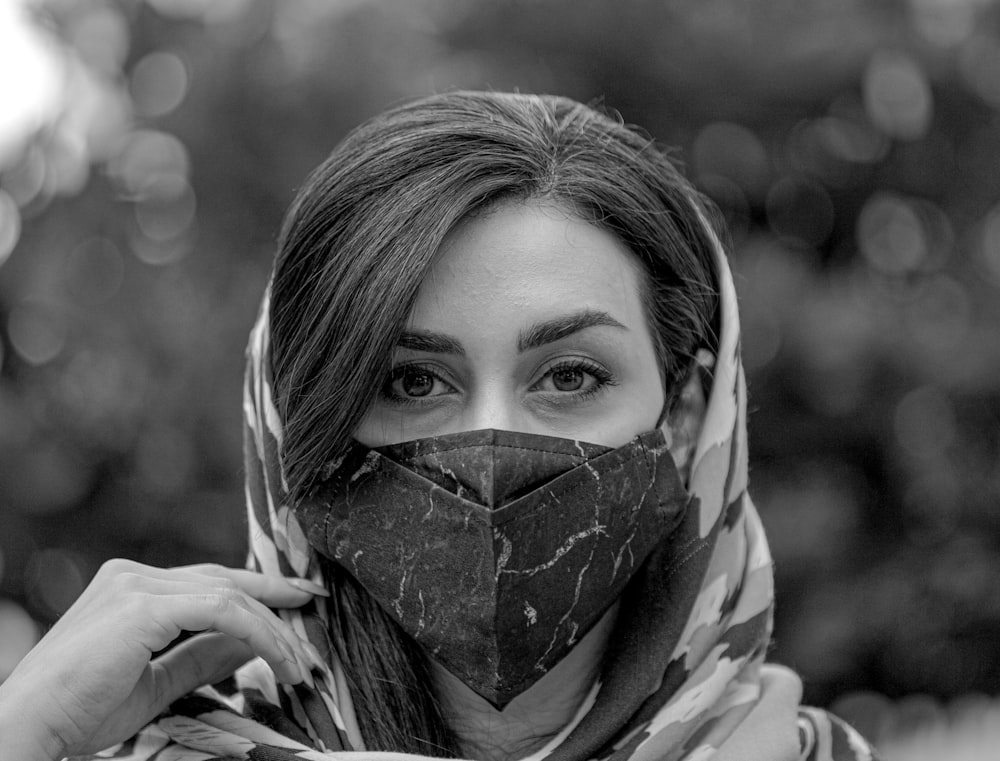 Foto Mujer cubriéndose la cara con pañuelo – Imagen Ropa gratis en Unsplash