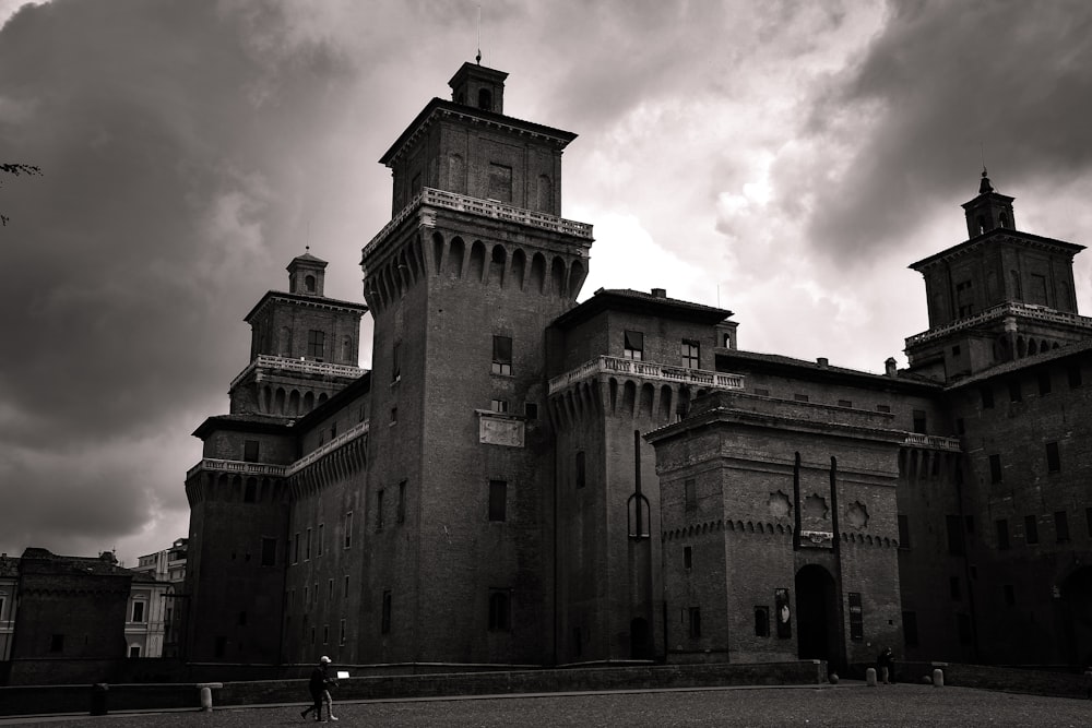 edifício de concreto marrom sob o céu nublado