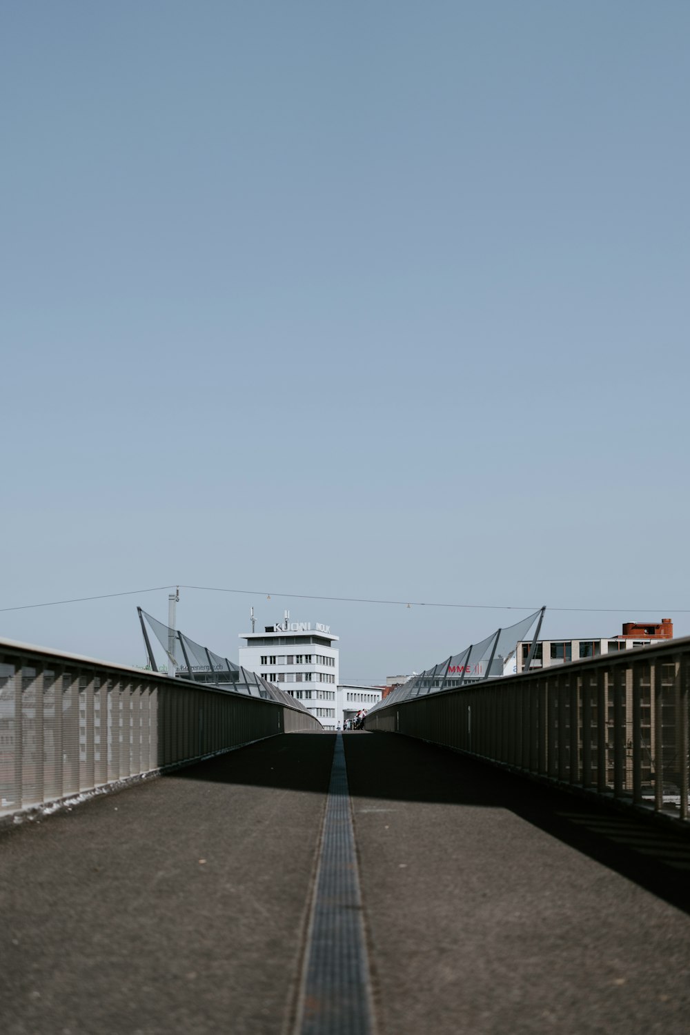 昼間の青空に浮かぶ白い船