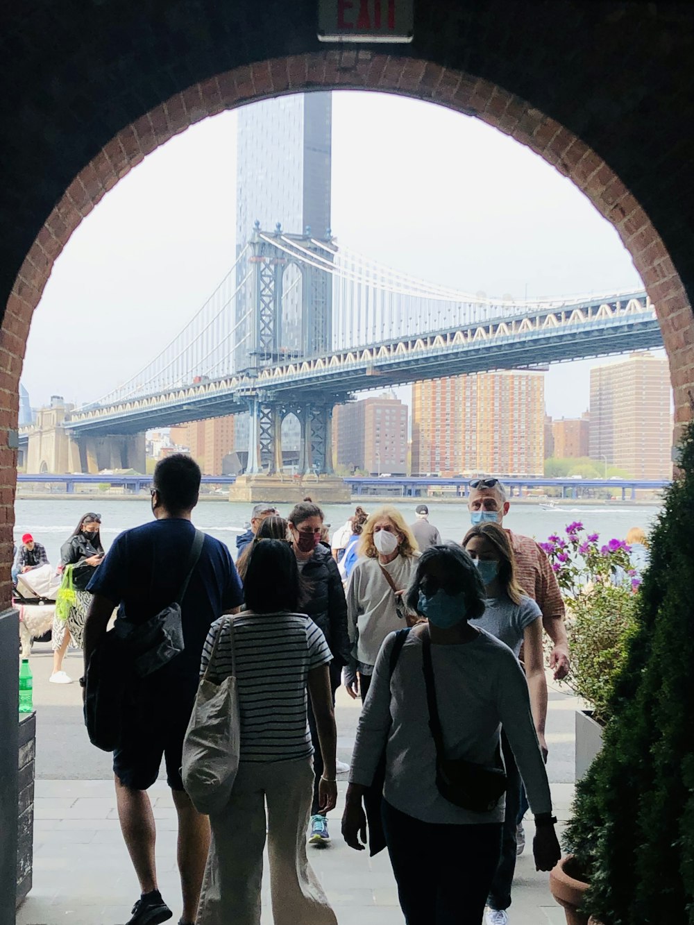 persone in piedi vicino al ponte durante il giorno