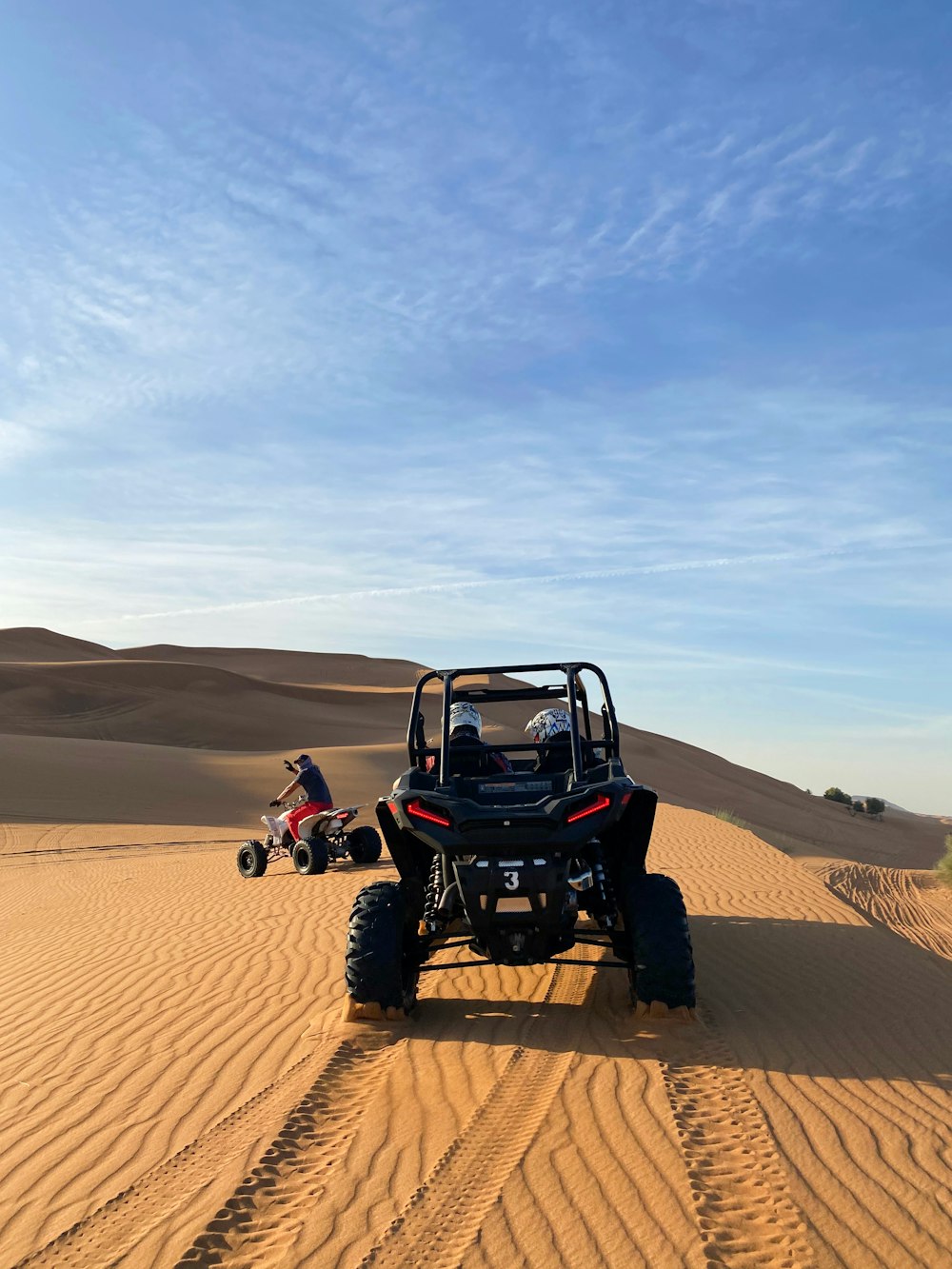 Jeep Wrangler nero e rosso sul deserto durante il giorno