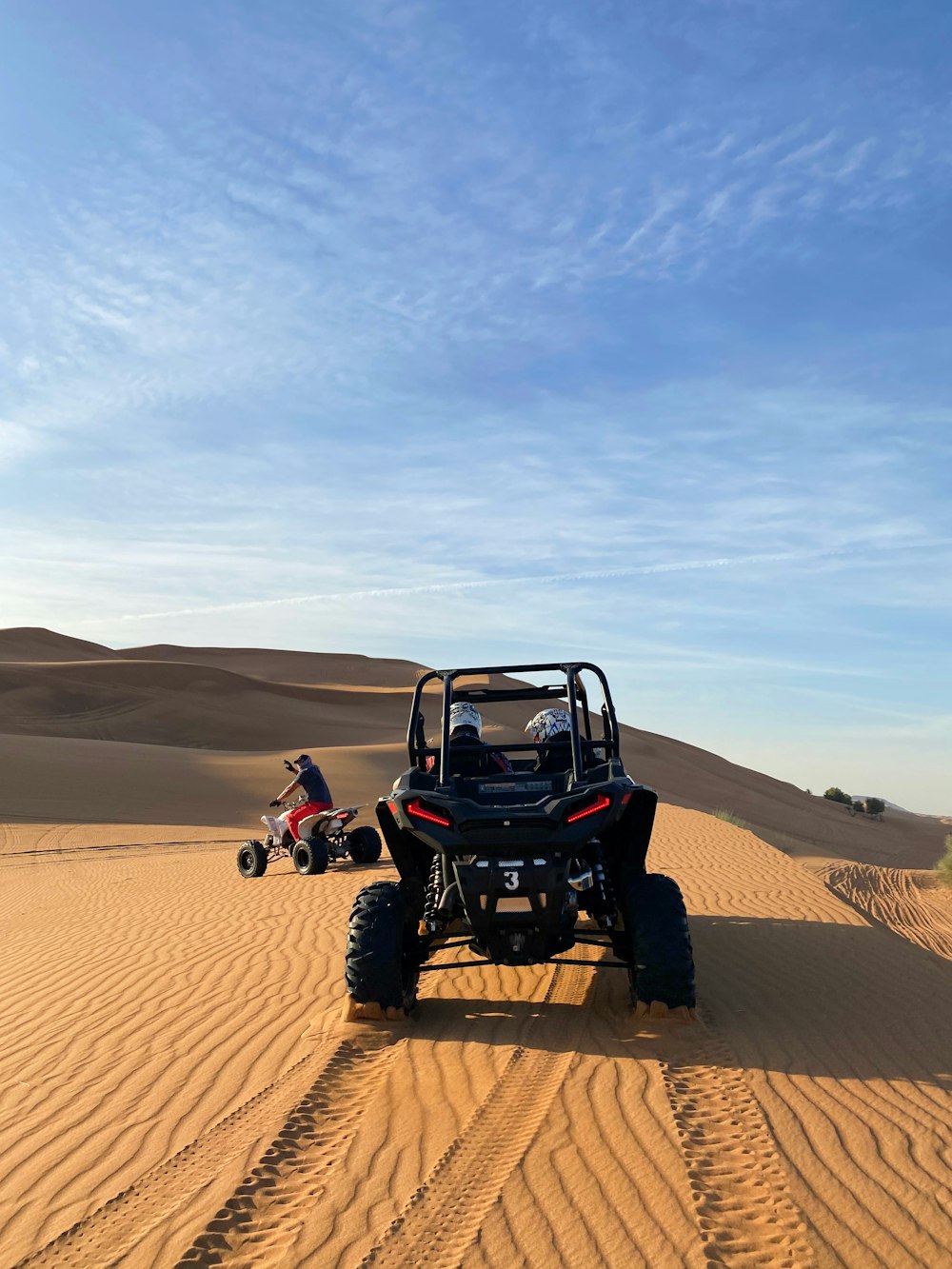 Schwarz-roter Jeep Wrangler tagsüber in der Wüste