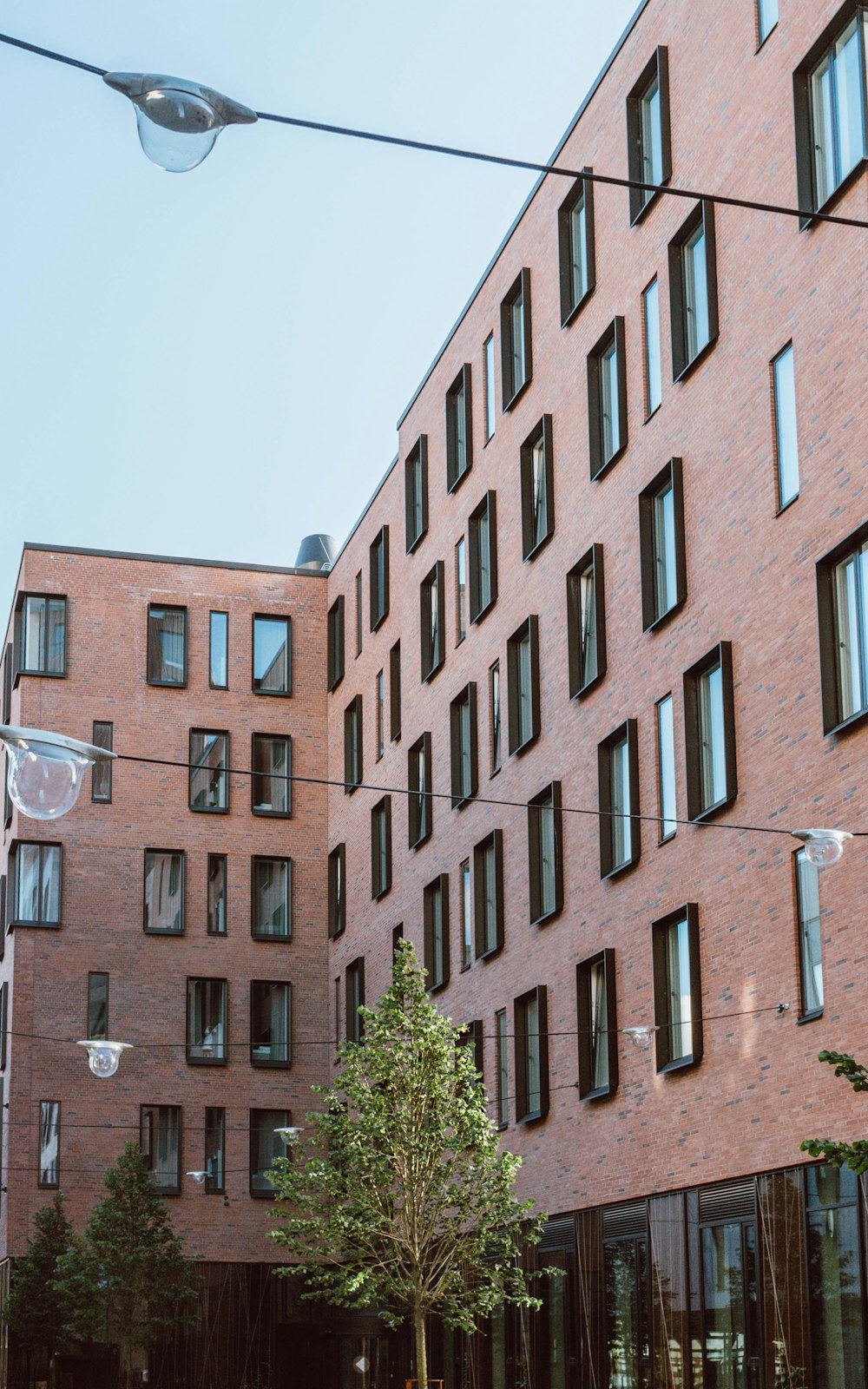 Braunes Betongebäude unter weißem Himmel tagsüber