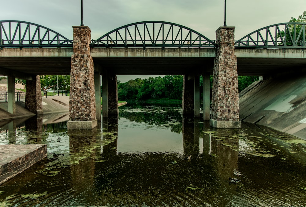 Braune Betonbrücke über den Fluss