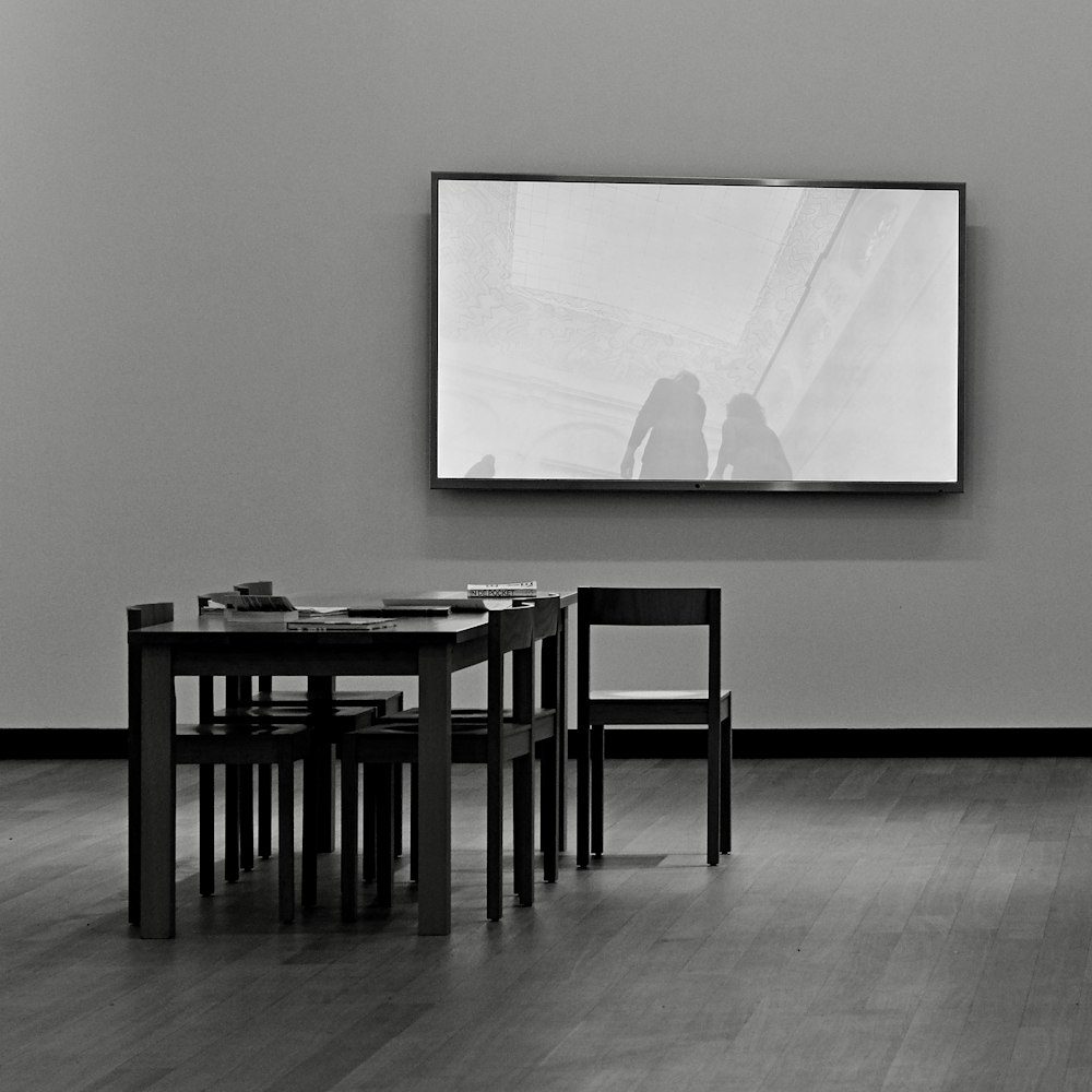 Téléviseur à écran plat noir monté sur mur blanc