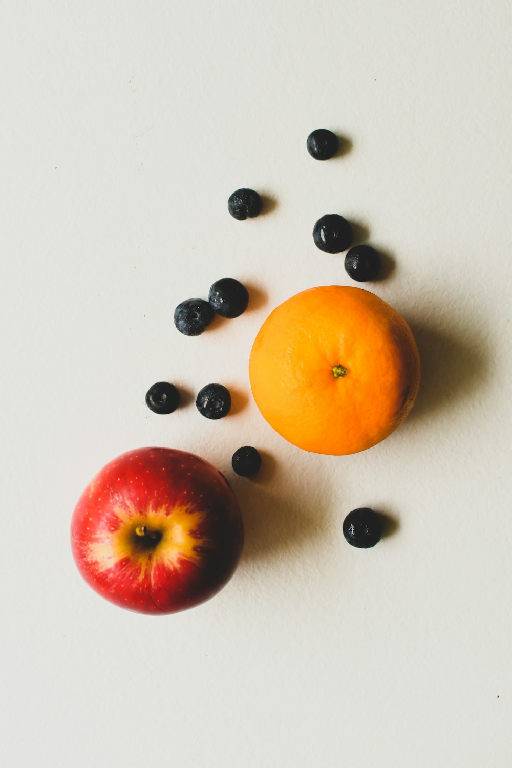 fruta anaranjada junto a cuentas blancas y negras