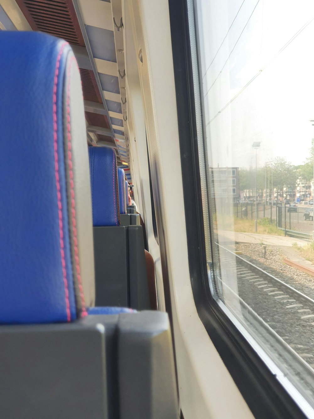 Asiento de autobús azul y gris