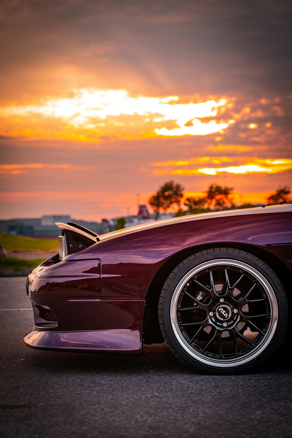 Porsche 911 nera su strada durante il tramonto