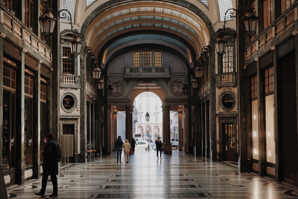 persone che camminano sul corridoio durante il giorno