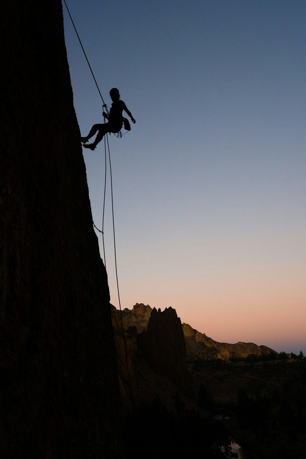 homme sautant sur une falaise pendant la journée