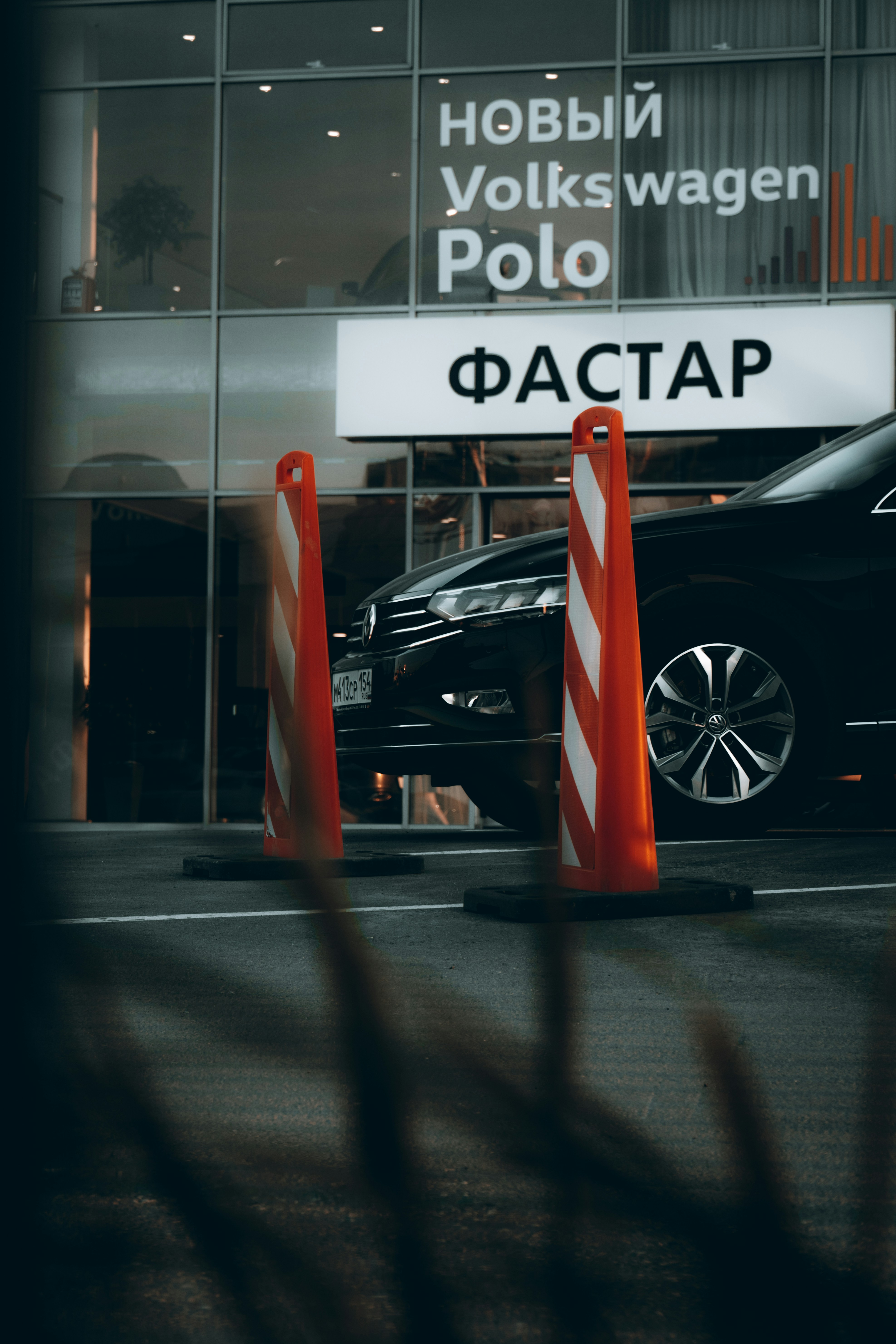 建物の前に駐車した黒い車