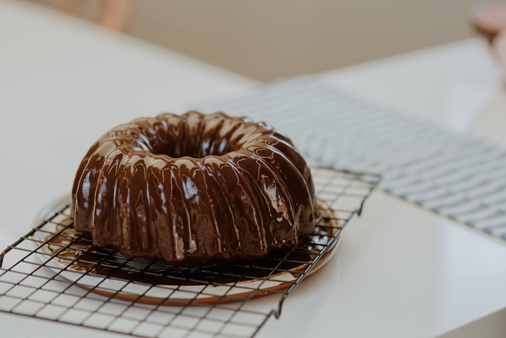 beignet au chocolat sur papier blanc