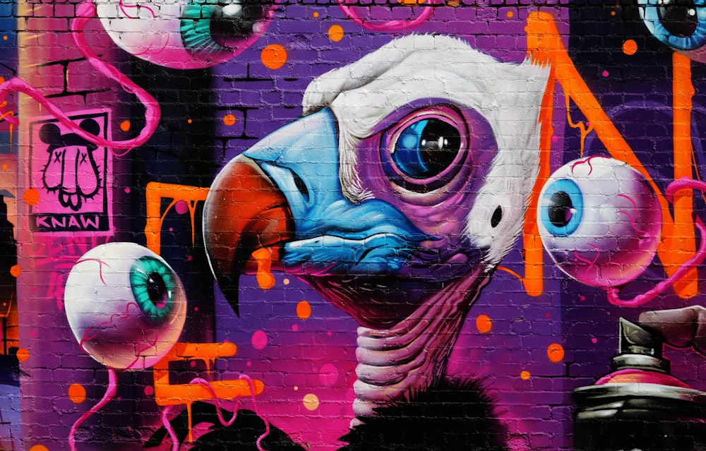 grafite de pássaro roxo e branco