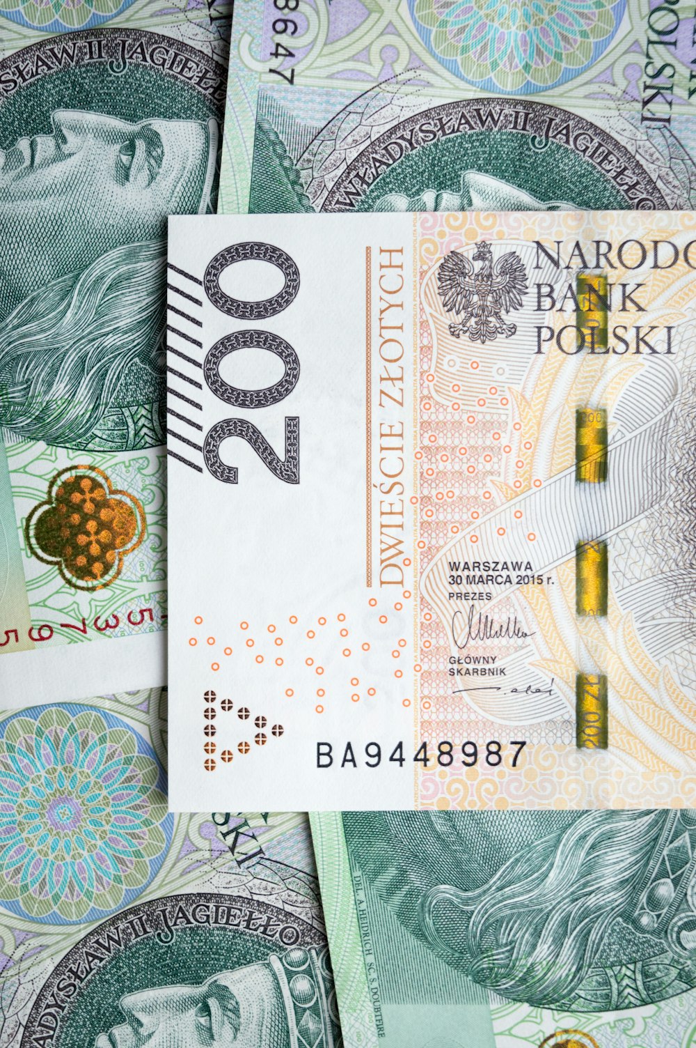 20 Banknote auf grünem und blauem Blumentextil