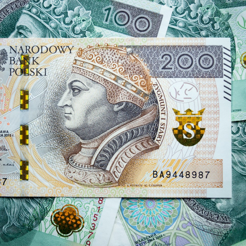 10 Banknote auf blau-weißem Textil