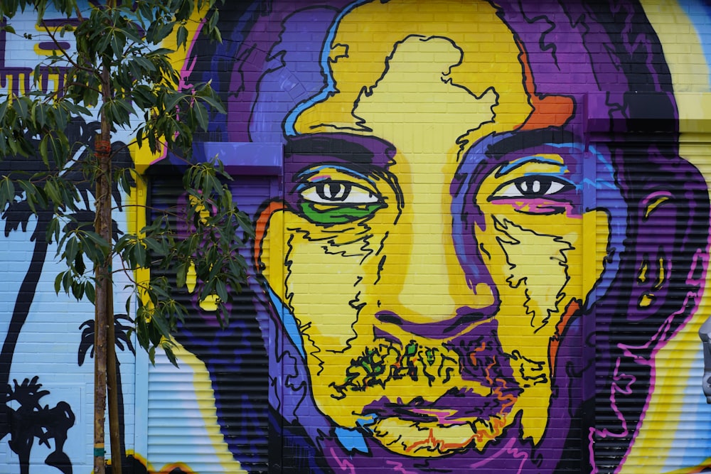 mujer con el pelo amarillo y el graffiti de la camisa negra