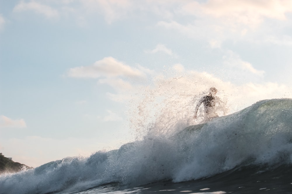 Les vagues de l’océan s’écrasent sur le rivage pendant la journée