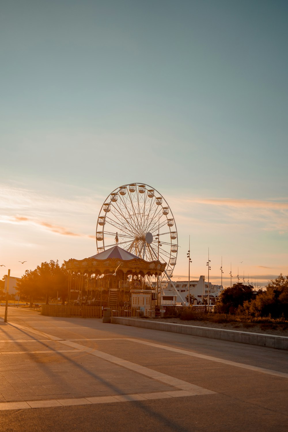 Grande roue sous un ciel nuageux au coucher du soleil