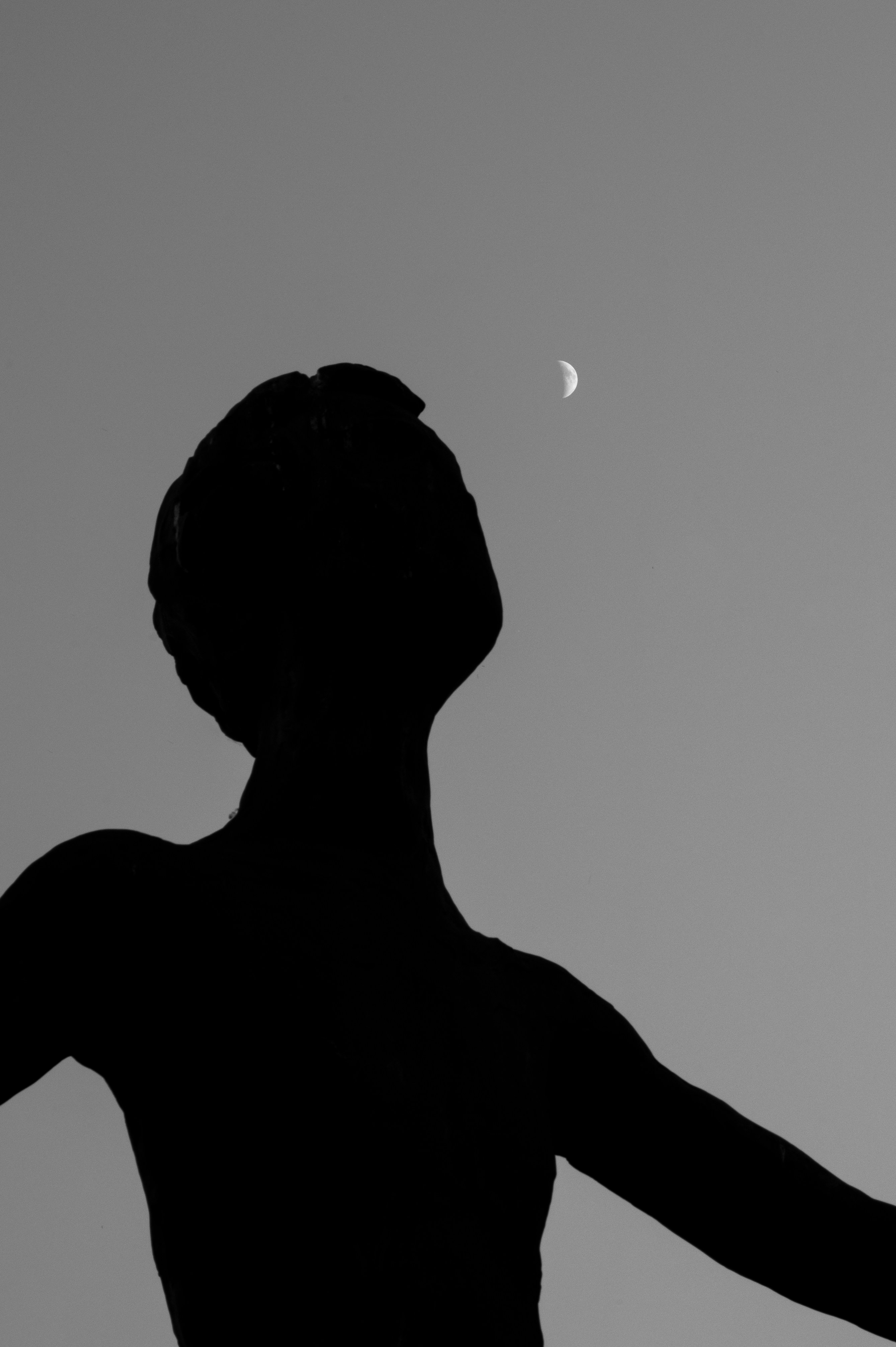 太陽の下で男のシルエットの写真 Unsplashで見つけるグレーの無料写真