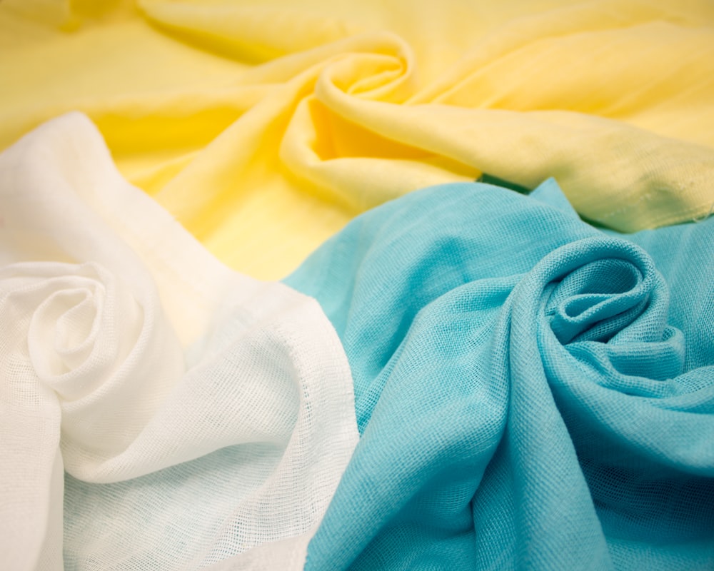 weißes Textil auf blauem Textil