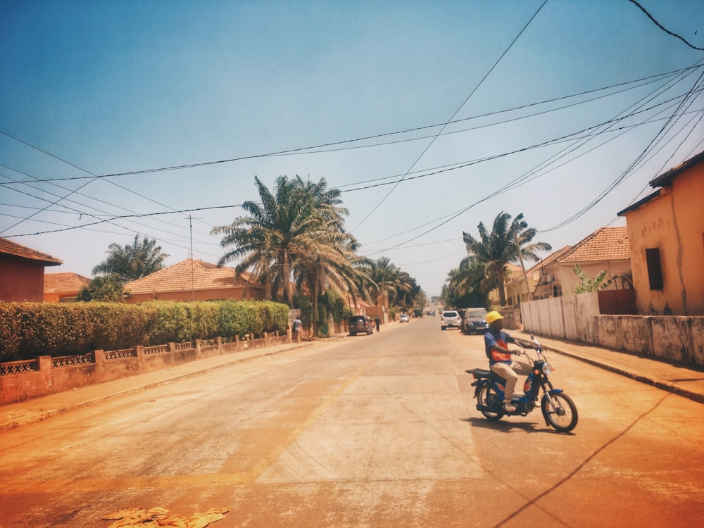 Mann fährt tagsüber Motorrad auf der Straße