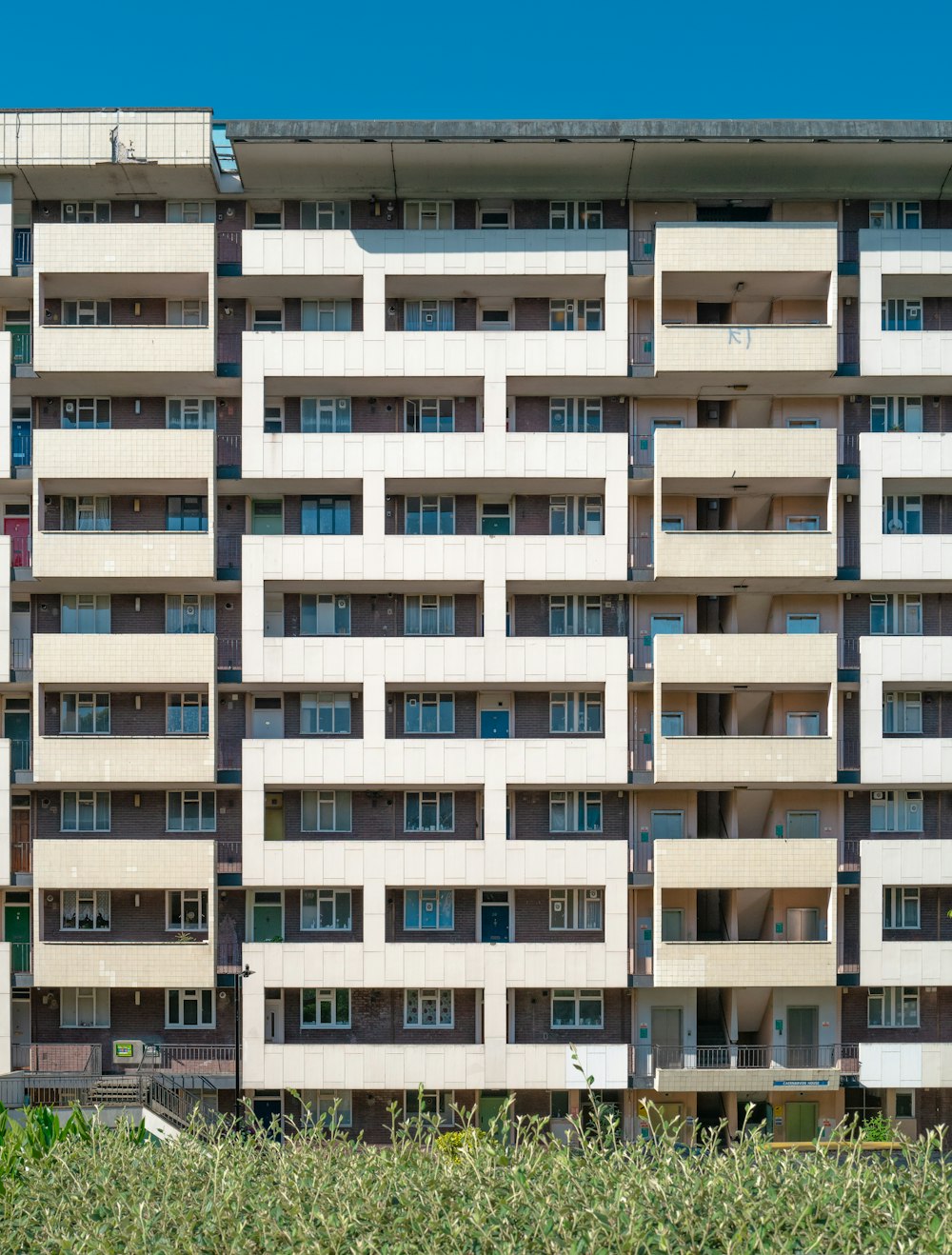 Edificio de hormigón blanco y gris