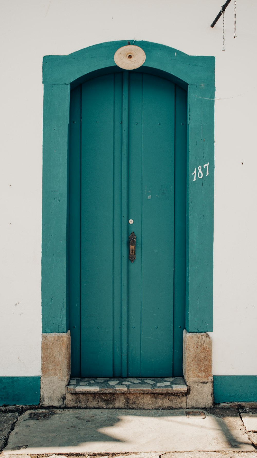 blaue Holztür mit weißer Wand