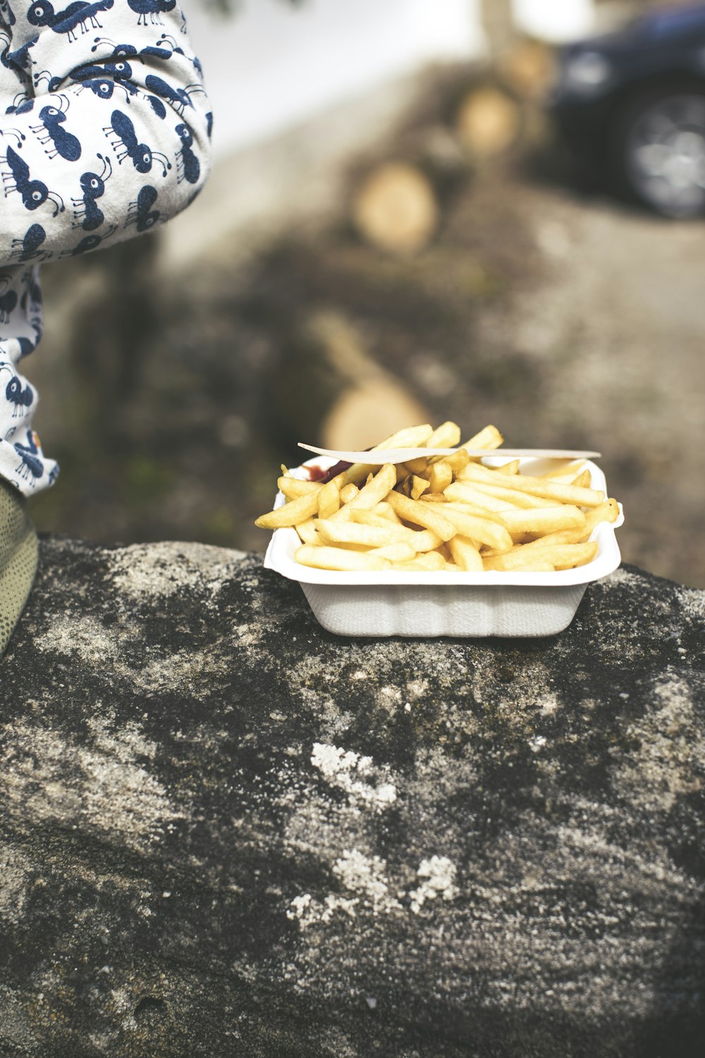 white and blue ceramic bowl with white pasta