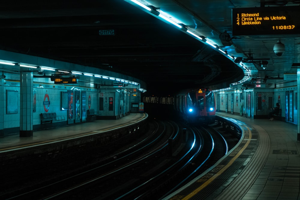 roter Zug auf dem Bahnhof während der Nachtzeit