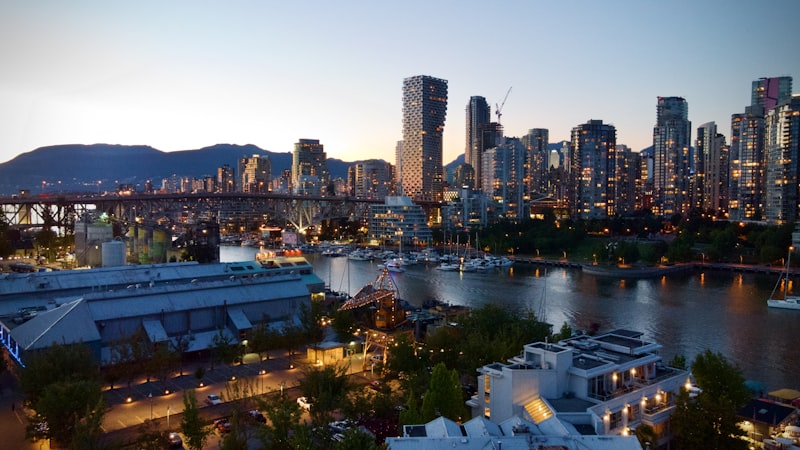Vue aérienne du centre-ville de Vancouver et du port avec les montagnes en arrière-plan
