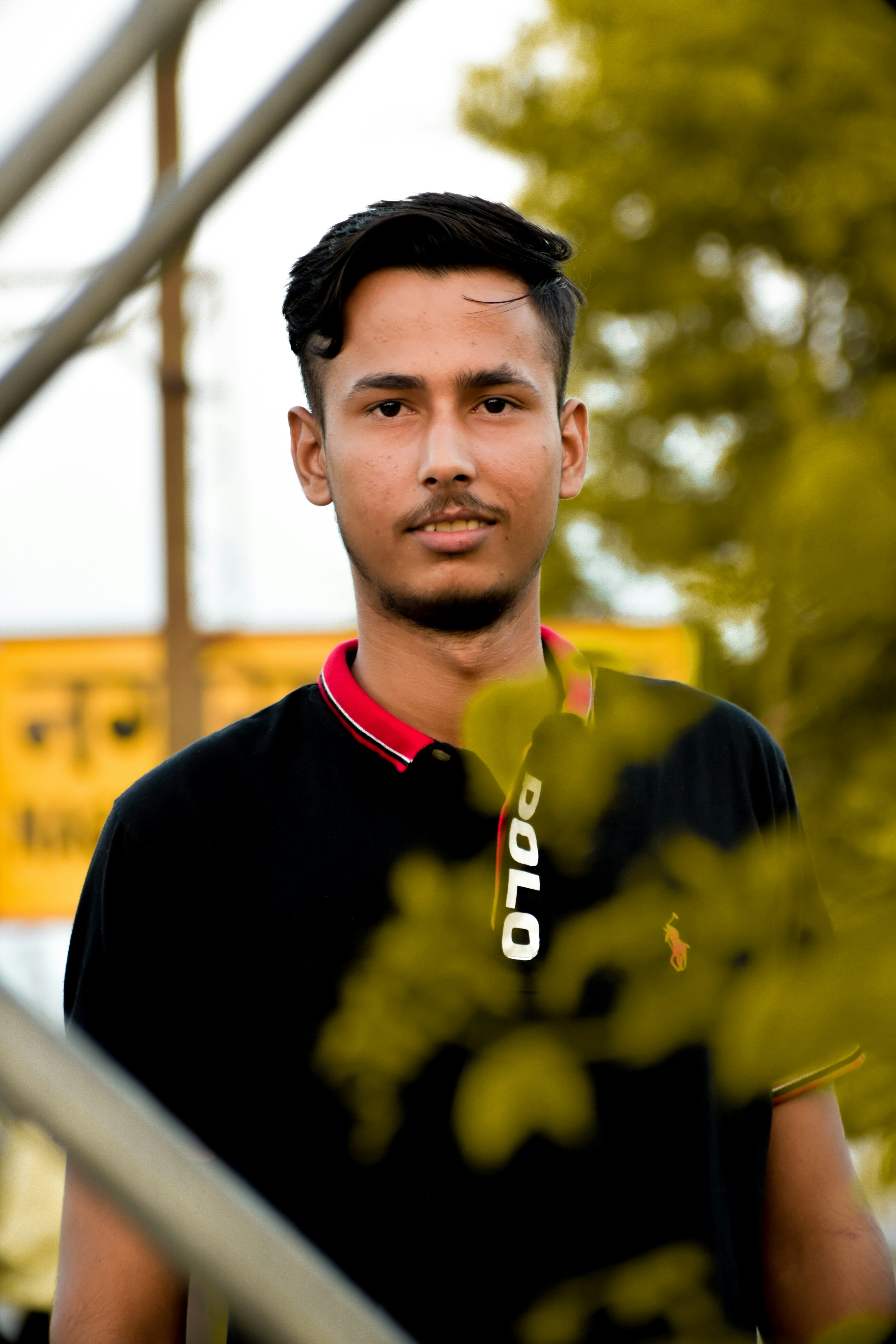 Mann in schwarz-gelbem Nike V-Ausschnitt Shirt