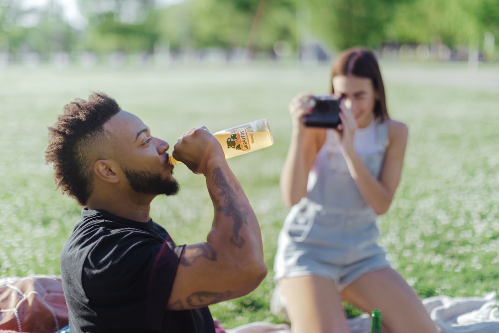 ビールを飲む黒いクルーネックTシャツの男