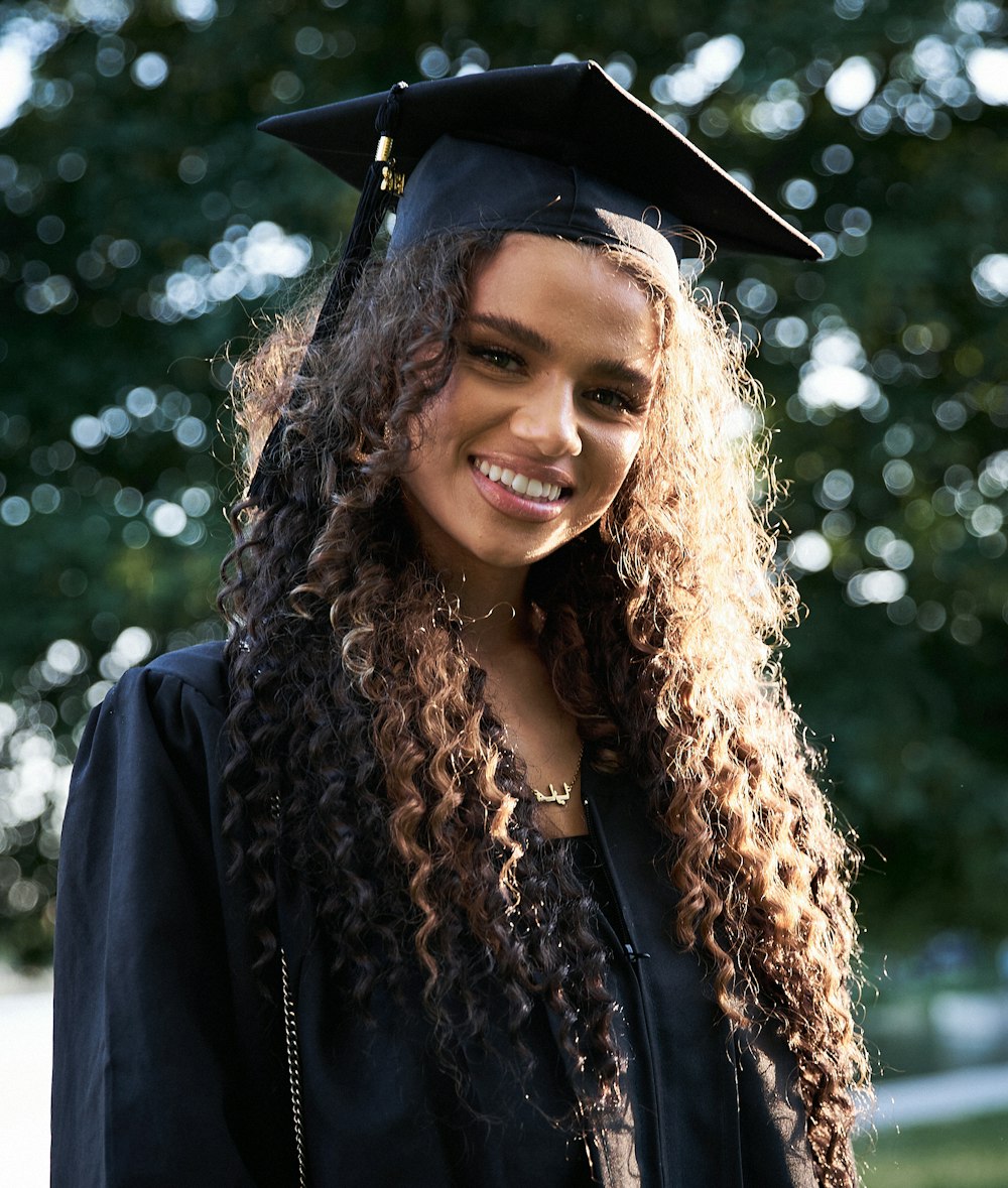 femme en robe académique noire