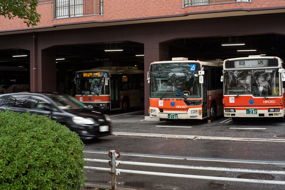 ônibus vermelho e branco na estrada durante o dia