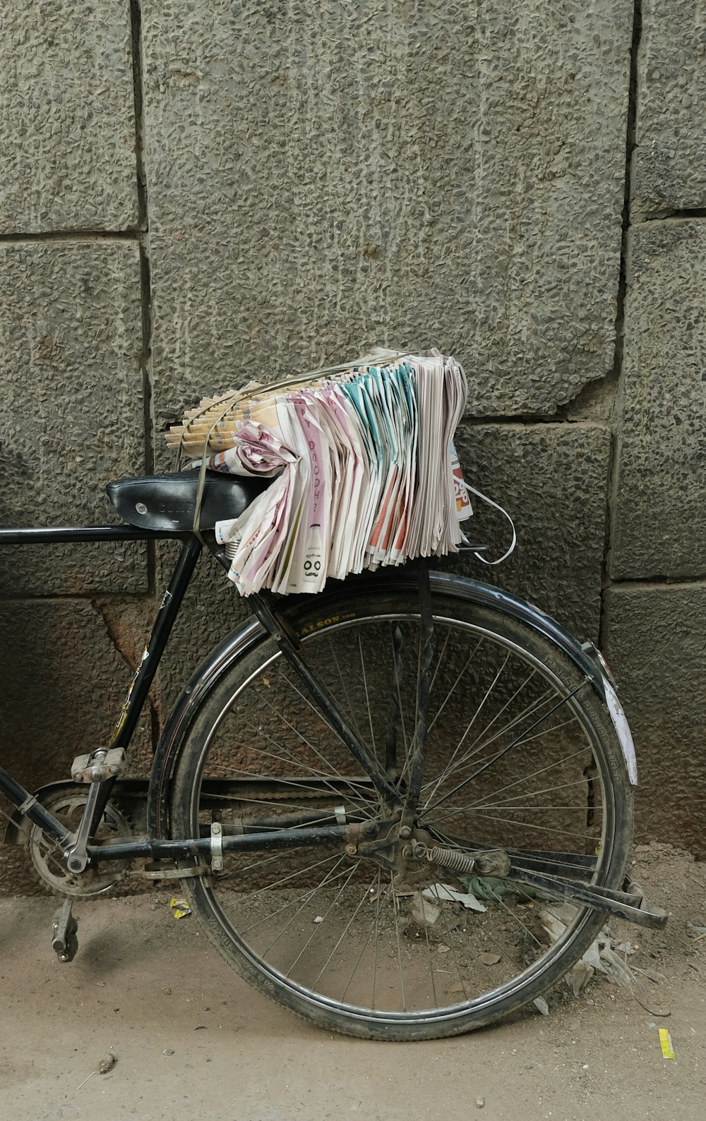 bicicleta preta com tecido branco e rosa sobre ela
