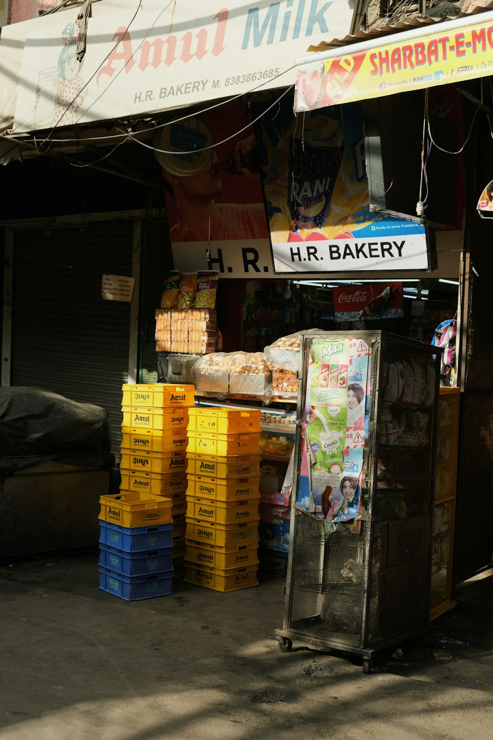 Foto zum Thema gelbe und blaue Plastikkisten – Kostenloses Bild zu Indien  auf Unsplash