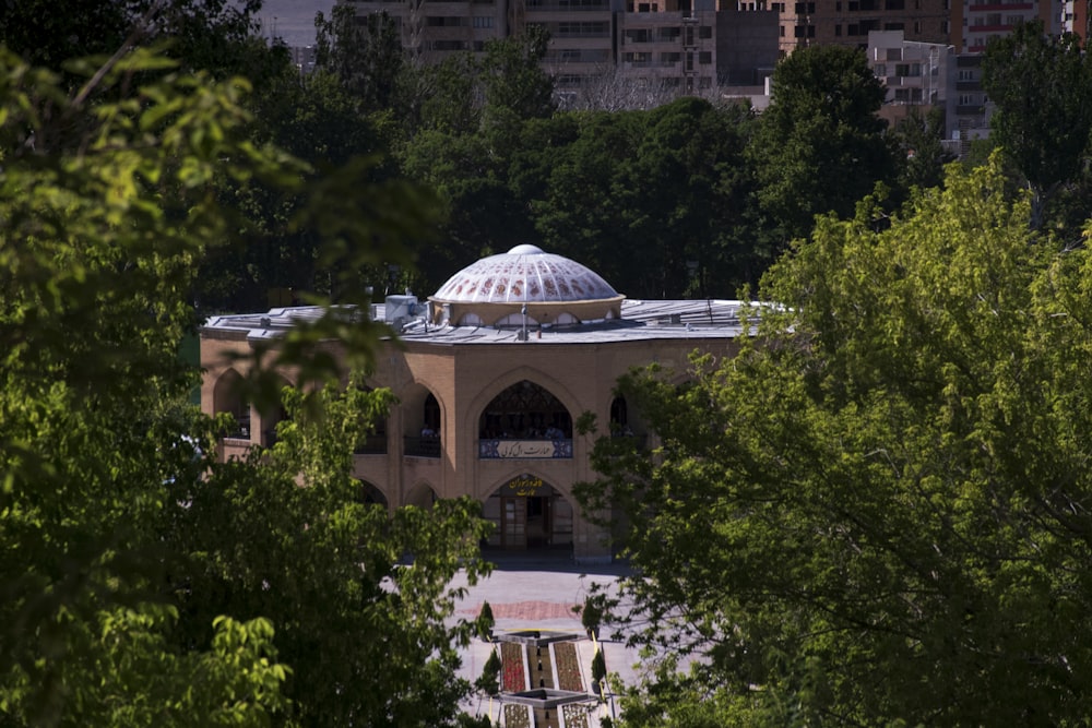 Edificio de cúpula blanca rodeado de árboles verdes durante el día