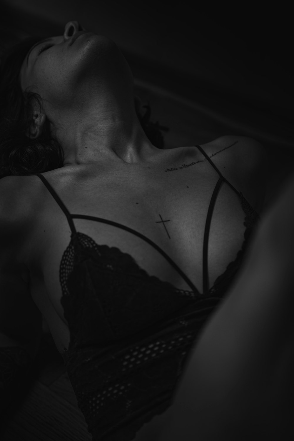 Foto de mujer en sostén negro acostada en la cama – Imagen gratuita Ropa en  Unsplash