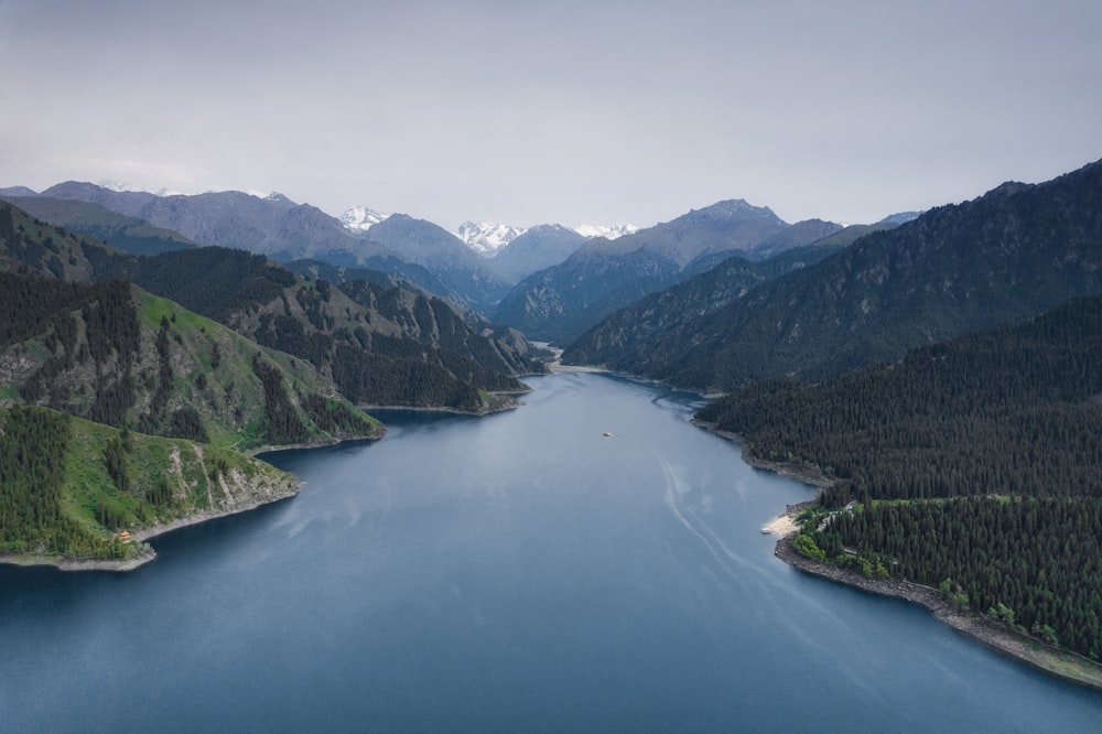 lac au milieu des montagnes pendant la journée