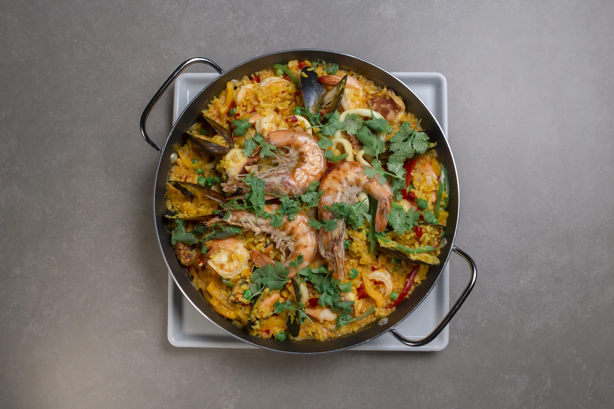 Arroz con marisco recién hecho