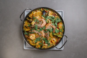 Arroz con marisco recién hecho