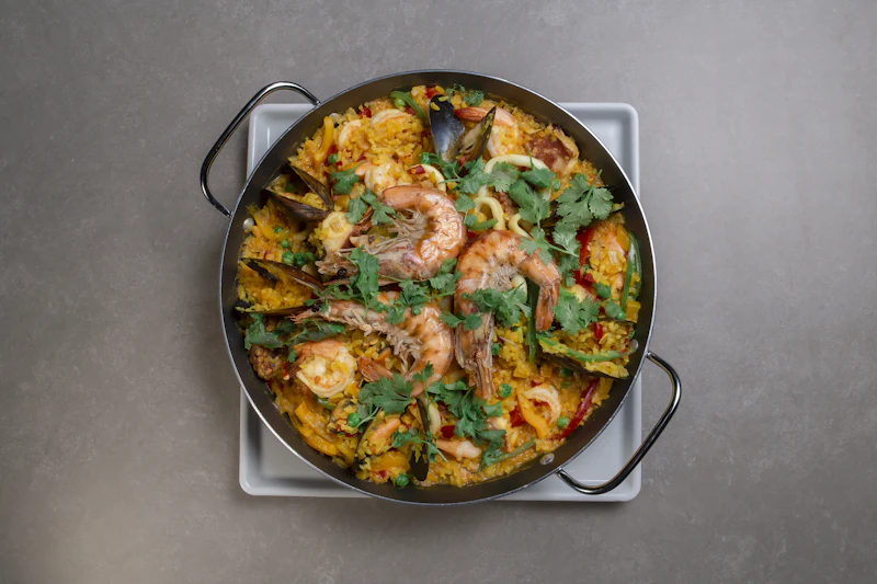 Arroz con marisco recién hecho