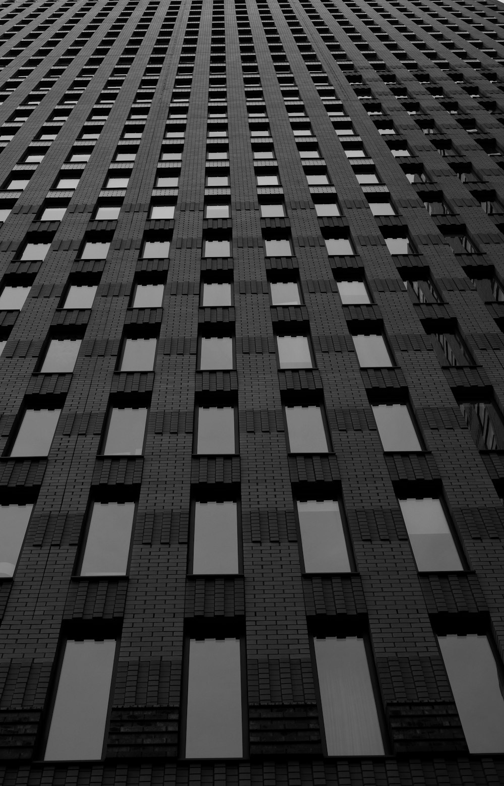 Bâtiment en béton noir et blanc