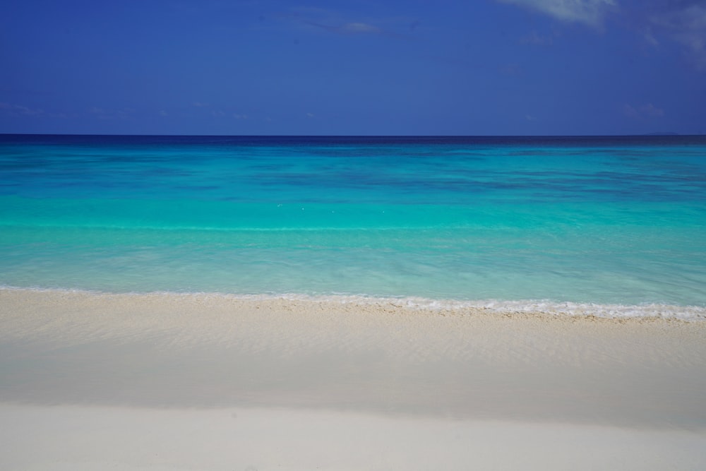 blaues Meer unter blauem Himmel tagsüber