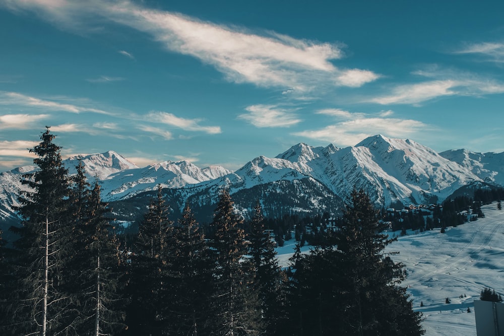 montagne enneigée sous ciel bleu pendant la journée