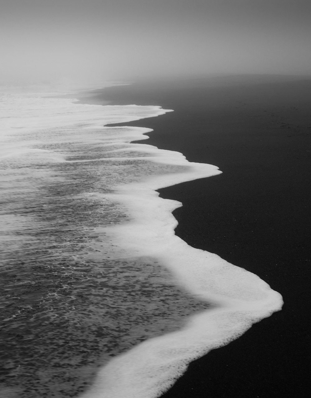 海の波のグレースケール写真