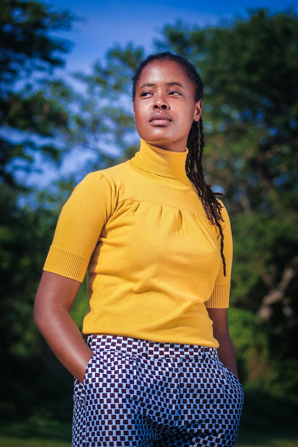 Mujer camiseta amarilla con cuello redondo y falda de lunares en blanco y negro – Imagen Sudáfrica en Unsplash